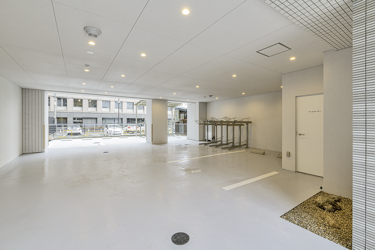 名古屋市昭和区の12階建て高級感ある賃貸マンションの屋内駐輪場＆駐車場