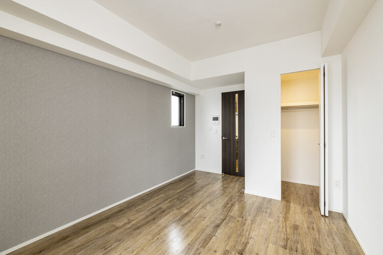 名古屋市昭和区の12階建て高級感ある賃貸マンションの落ち着いた色合いのウォークインクローゼット付き洋室