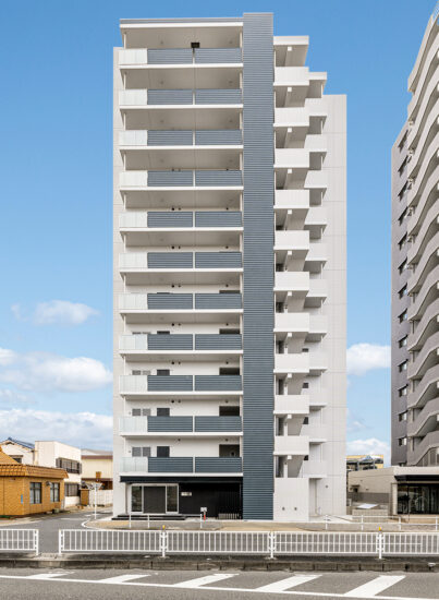 名古屋市東区のモダンな12階建て賃貸マンションのモダンなデザインの12階建て賃貸マンション