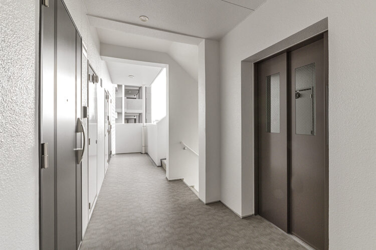 名古屋市東区のモダンな12階建て賃貸マンションの高級感のある共用廊下