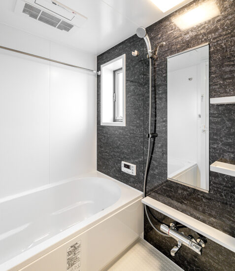 名古屋市天白区の戸建賃貸住宅の黒色の高級感ある壁があるバスルーム