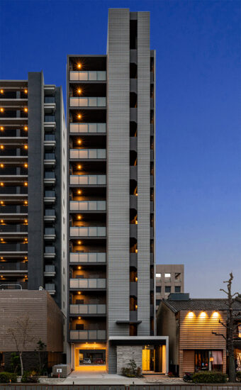 名古屋市昭和区の12階建て高級感ある賃貸マンションの暖色のライトに照らされた美しい夜景