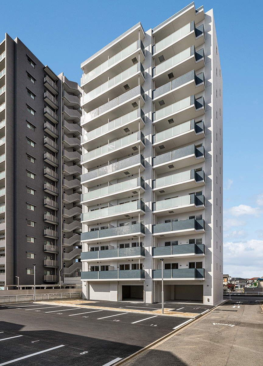 名古屋市東区のモダンな12階建て賃貸マンションの駐車場のある賃貸マンション