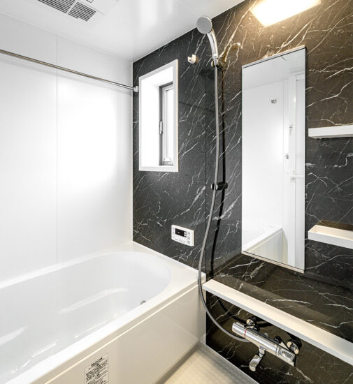 名古屋市天白区の戸建賃貸住宅の黒がアクセントカラーのバスルーム