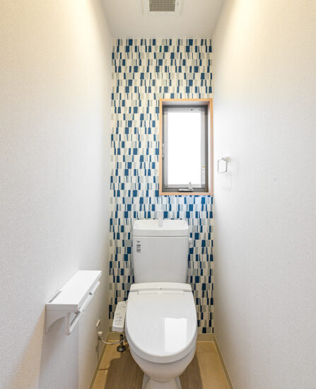 名古屋市天白区の戸建賃貸住宅の幾何学模様のおしゃれな壁のトイレ