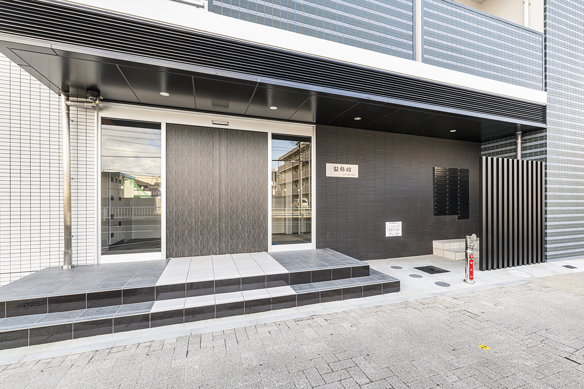 名古屋市東区のモダンな12階建て賃貸マンションの高級感あるモダンなエントランス