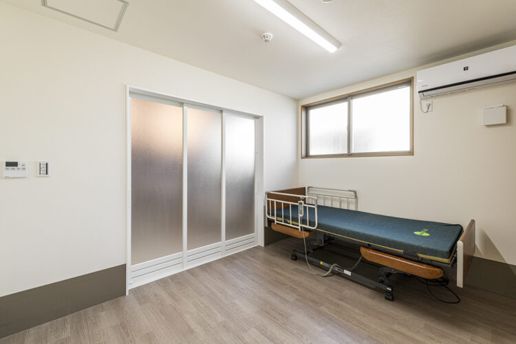 名古屋市天白区の障がい者生活支援施設の窓があり明るい脱衣室