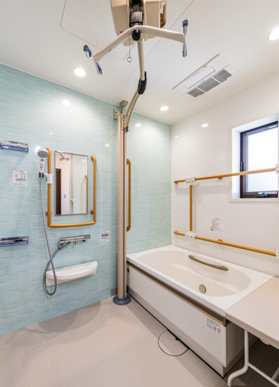 名古屋市天白区の障がい者向けグループホームの手すりの付いた浴室