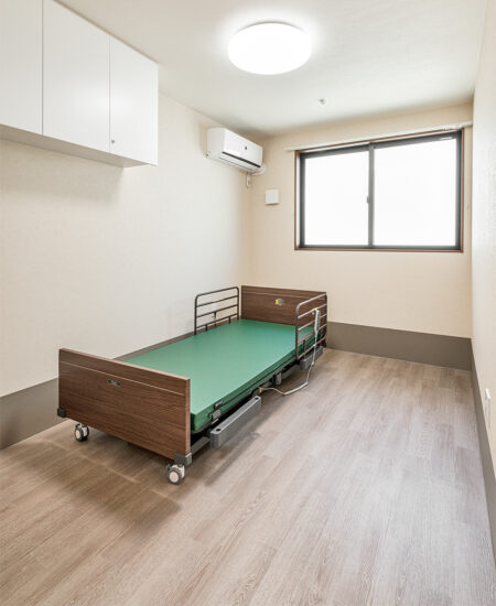 名古屋市天白区の障がい者向けグループホームの棚、エアコンの付いた居室