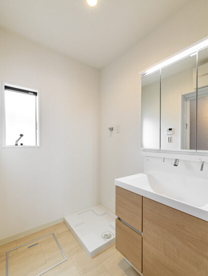 名古屋市守山区のメゾネット賃貸のナチュラルカラーのナチュラルカラーの洗面台のある洗面室