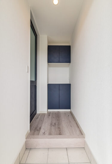 愛知県一宮市の戸建賃貸住宅の青色の扉のシューズボックスのある玄関
