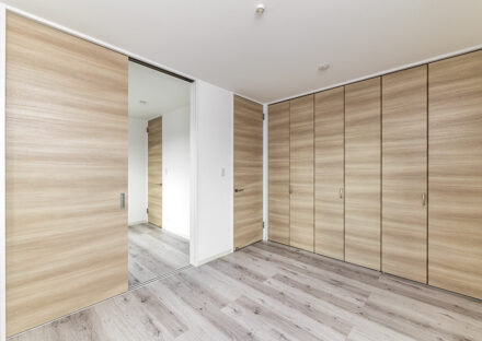 愛知県一宮市の戸建賃貸住宅のナチュラルカラーの木目の洋室