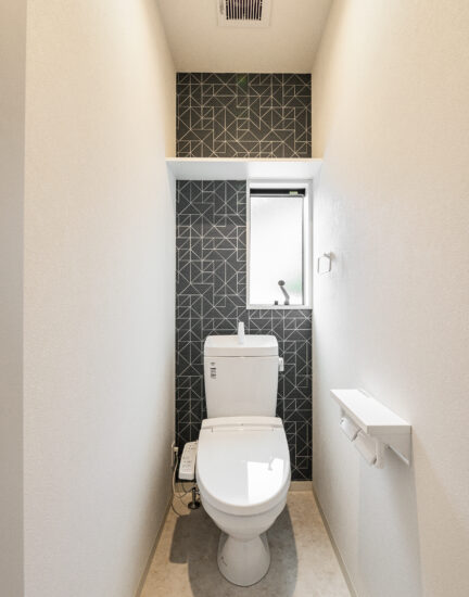 愛知県一宮市の戸建賃貸住宅のおしゃれな壁紙のついたトイレ