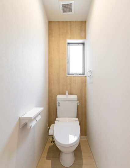 名古屋市瑞穂区の戸建賃貸住宅の窓の付いた明るいトイレ
