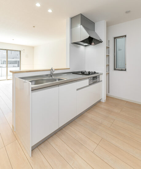 名古屋市瑞穂区の戸建賃貸住宅のシンプルな白色のキッチンと棚