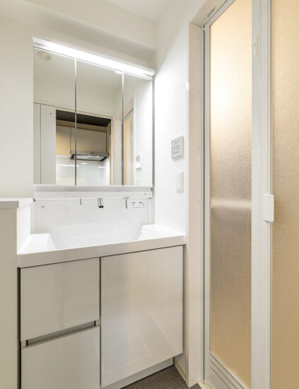 名古屋市西区の賃貸マンションの収納が多いシンプルな洗面室