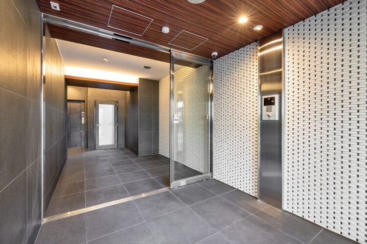 名古屋市西区の賃貸マンションの大判タイルの高級感のある風除室