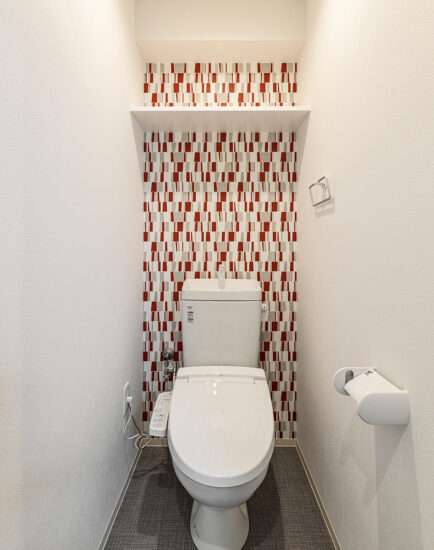 名古屋市西区の賃貸マンションのおしゃれな壁紙のトイレ