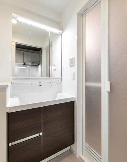 名古屋市西区の賃貸マンションのダークな扉がおしゃれな洗面室