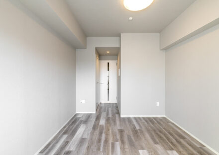 名古屋市西区の賃貸マンションの木目の床がおしゃれなシンプルな洋室