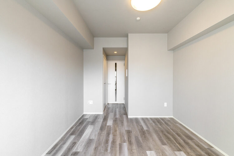 名古屋市西区の賃貸マンションの木目の床がおしゃれなシンプルな洋室