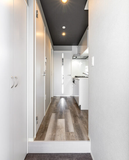 名古屋市西区の賃貸マンションの木目の床と白の建具と壁がおしゃれな玄関
