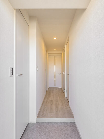 名古屋市名東区の13階建て賃貸マンションの2LDK：シンプルなデザインの玄関