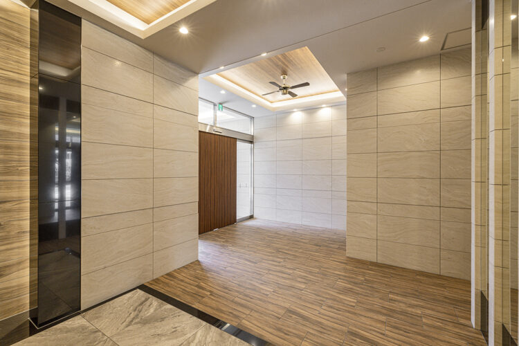 名古屋市名東区の13階建て賃貸マンションのシーリングファンの付いた高級感のあるエントランスホール