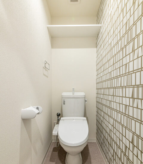 名古屋市名東区の13階建て賃貸マンションの2LDK：棚付きのおしゃれなトイレ