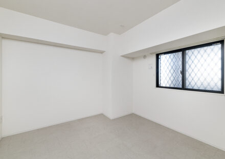 名古屋市名東区の13階建て賃貸マンションの1LDK：シンプルなデザインの洋室