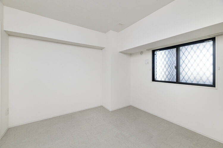 名古屋市名東区の13階建て賃貸マンションの1LDK：シンプルなデザインの洋室