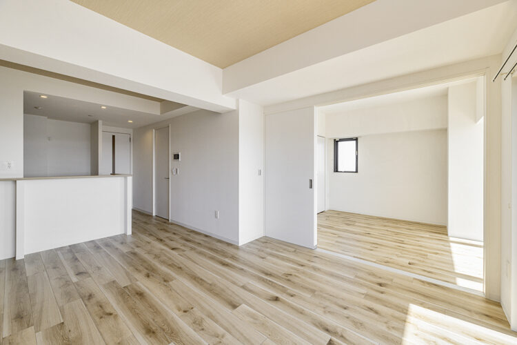 名古屋市名東区の13階建て賃貸マンションの2LDK：洋室とつなげて広く使えるLDK
