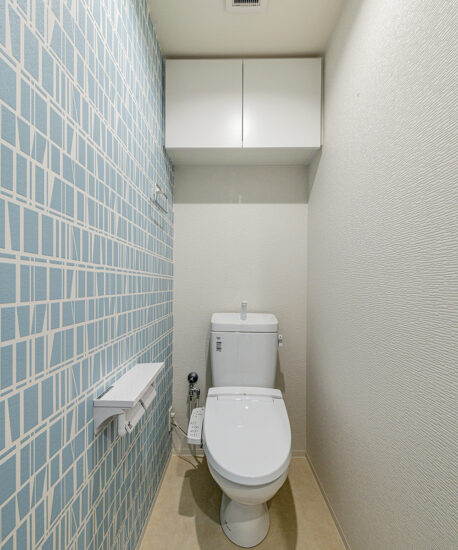 名古屋市名東区の賃貸マンションの棚の付いたおしゃれなトイレ