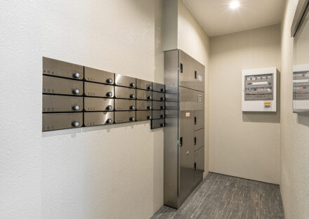 名古屋市名東区の賃貸マンションのシンプルなメールコーナーと宅配ボックス