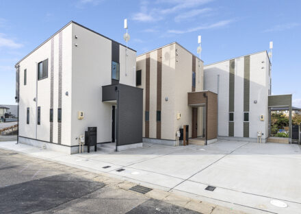愛知県一宮市の変形地に合わせて配置された3棟のおしゃれな外観デザインの戸建住宅