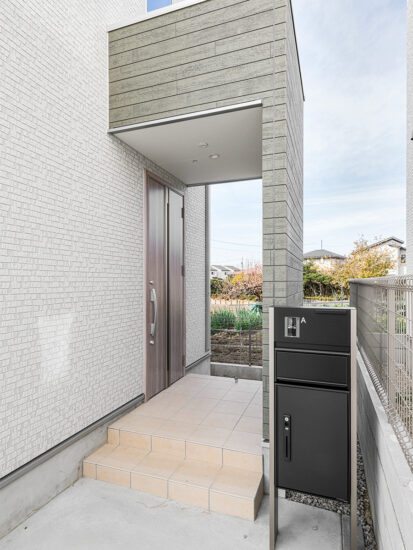 愛知県一宮市のナチュラルテイストな戸建賃貸住宅の宅配ボックス付きのポストのあるナチュラルテイストな玄関