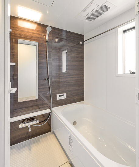 愛知県一宮市のナチュラルテイストな戸建賃貸住宅の浴室乾燥付きの広々とした浴室