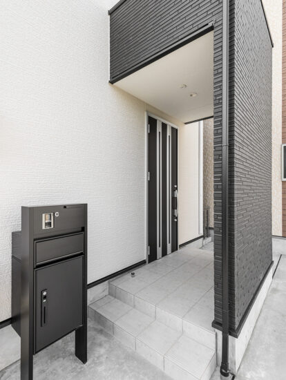 愛知県一宮市のナチュラルテイストな戸建賃貸住宅のモノトーン調のかっこいい玄関デザイン