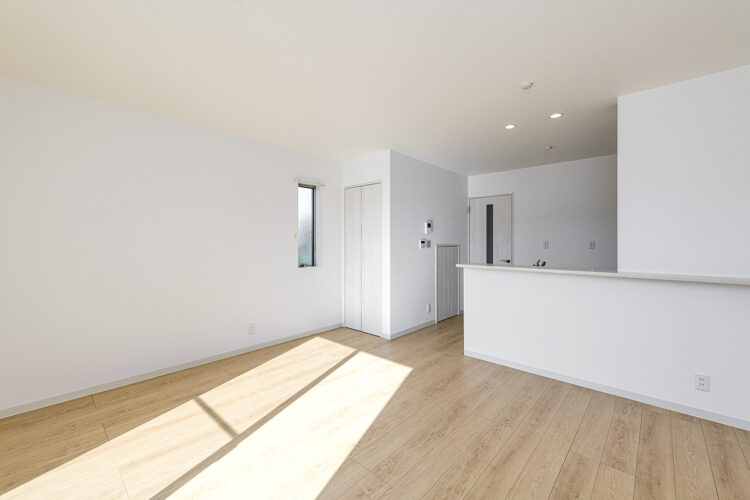 愛知県一宮市のナチュラルテイストな戸建賃貸住宅の収納の付いた白を基調としたLDK