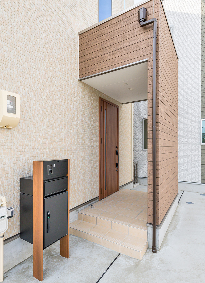 愛知県一宮市のナチュラルテイストな戸建賃貸住宅の温かみのある色合いの玄関