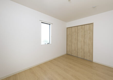 愛知県一宮市のナチュラルテイストな戸建賃貸住宅の収納付きのシンプルなデザインの洋室