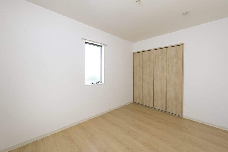 愛知県一宮市のナチュラルテイストな戸建賃貸住宅の収納付きのシンプルなデザインの洋室