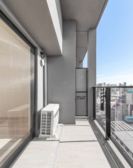 名古屋市北区の10階建て賃貸マンションの透明のパネルの付いた見晴らしのいいベランダ