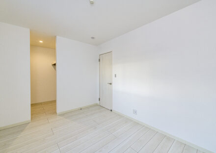 名古屋市中村区の戸建賃貸住宅のウォークインクローゼットの付いたシンプルなデザインの洋室
