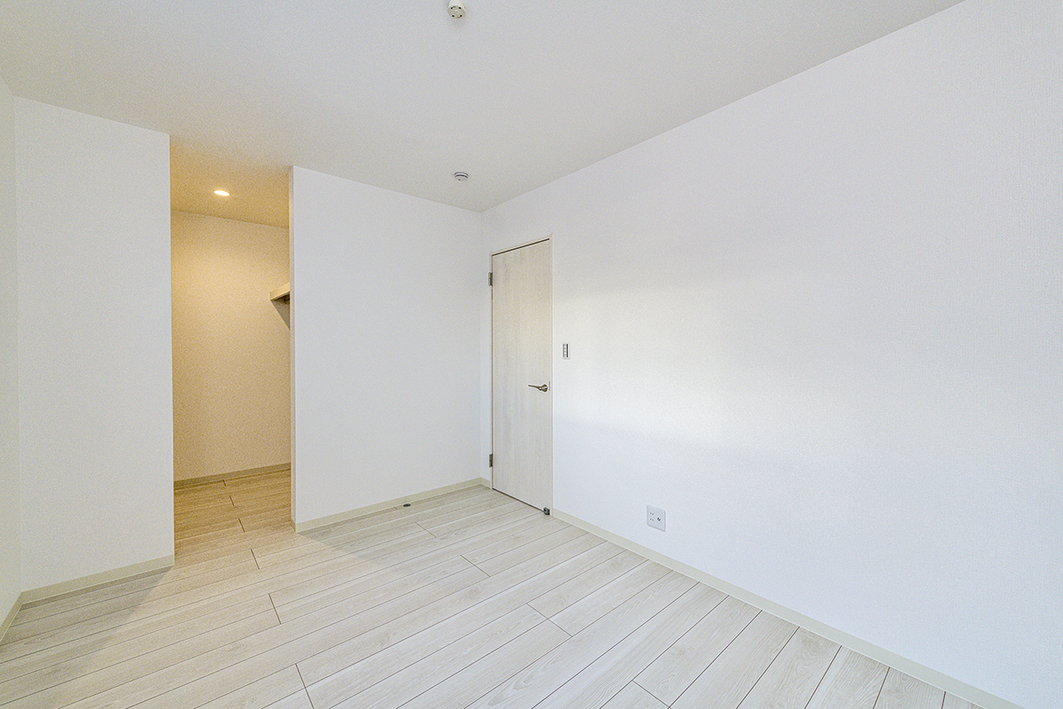 名古屋市中村区の戸建賃貸住宅のウォークインクローゼットの付いたシンプルなデザインの洋室