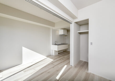 名古屋市北区の10階建て賃貸マンションの洋室+ダイニング+キッチン+ウォークインクローゼットが繋がるお部屋