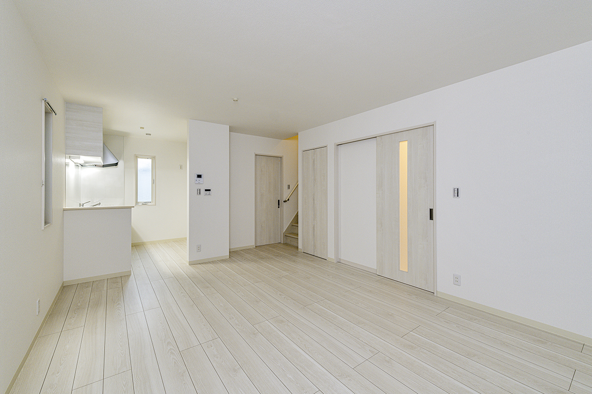 名古屋市中村区の戸建賃貸住宅のリビング階段のあるシンプルなデザインのLDK