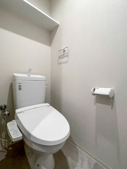 名古屋市北区の10階建て賃貸マンションの棚とタオルハンガー付きのシンプルなデザインのトイレ