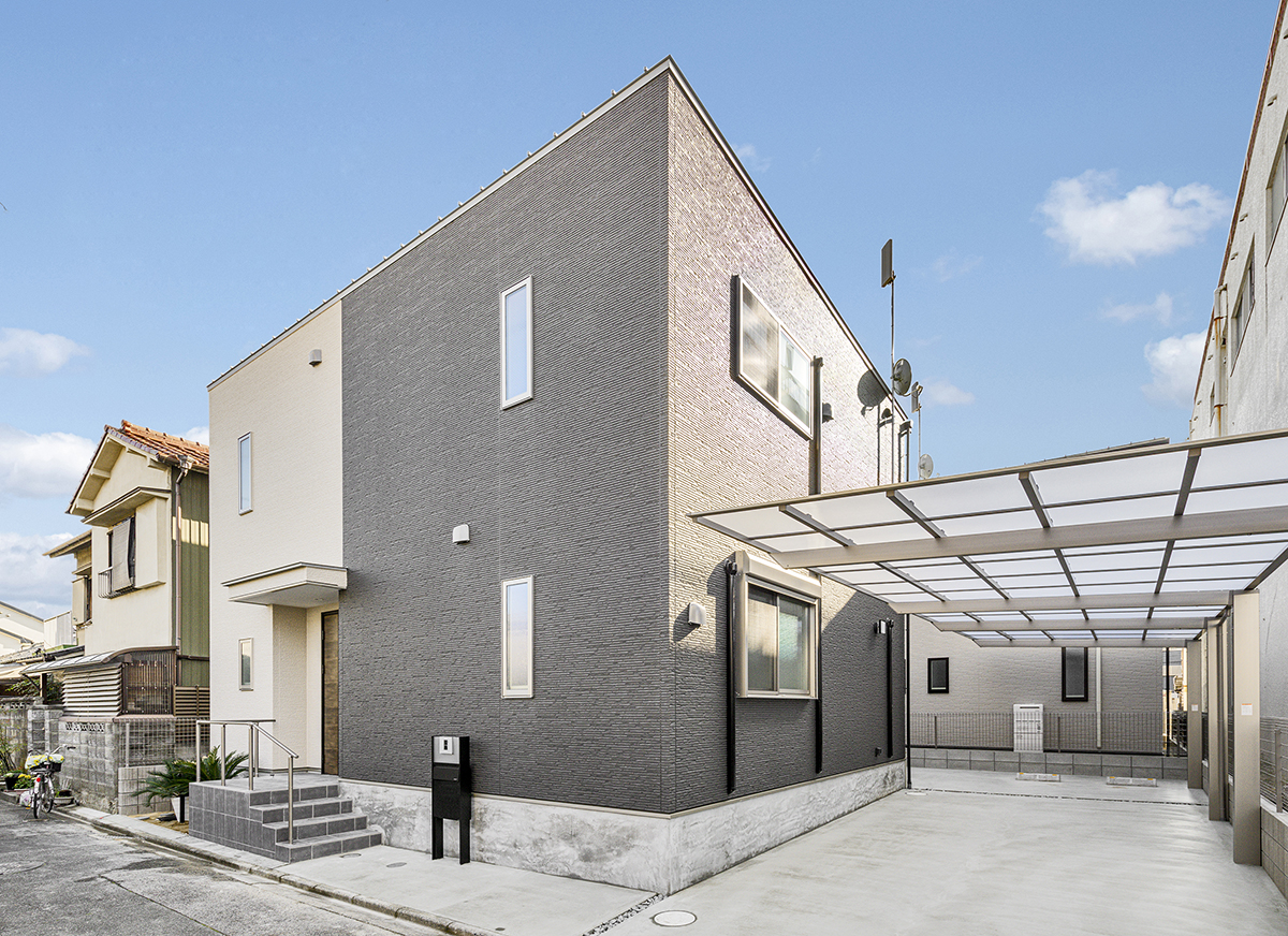 名古屋市中村区の戸建賃貸住宅のカーポートの付いたモダンな外観デザイン