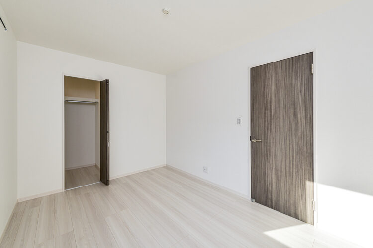 名古屋市中村区の戸建賃貸住宅のダークな木目調のドアがアクセントカラーの洋室